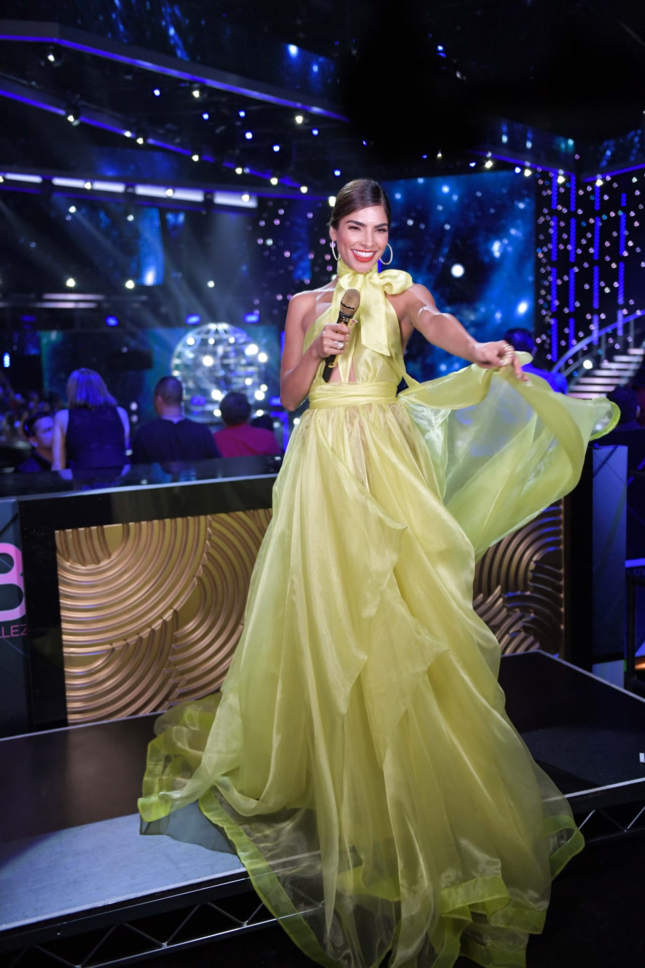 La falda ligera de vuelos hizo sentir a la presentadora como una princesa.