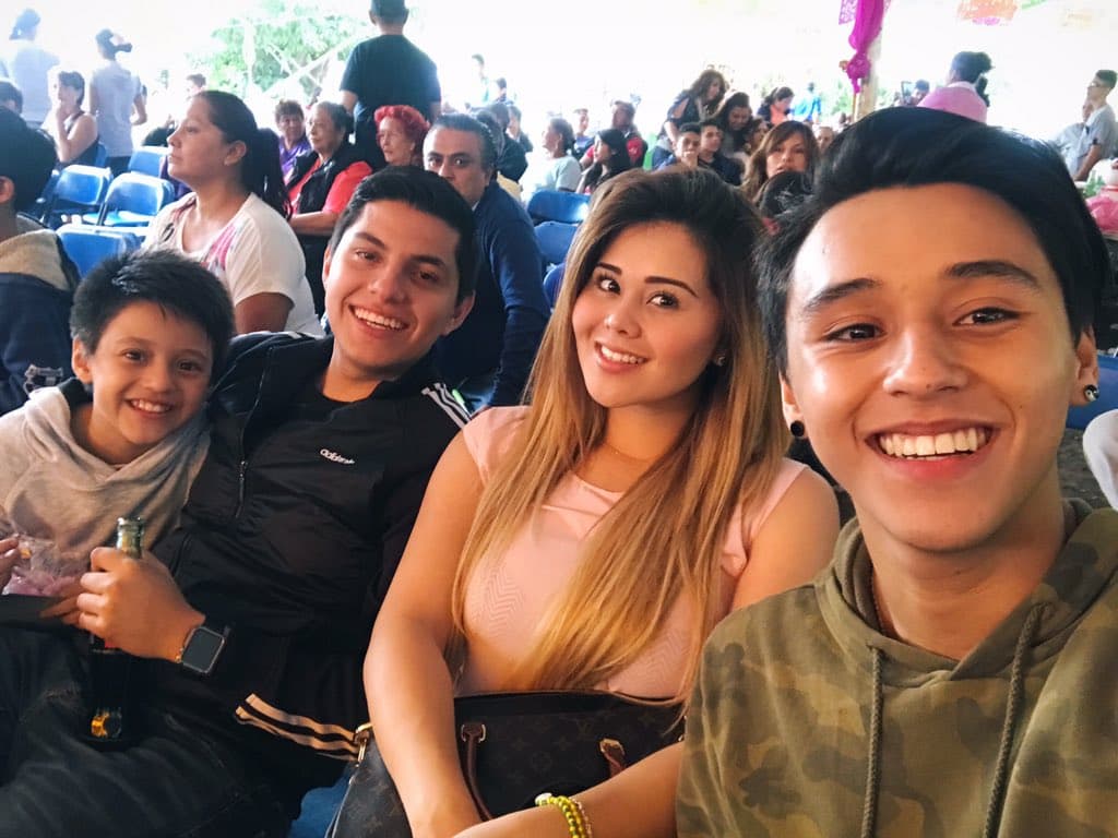 'Gomita' disfruta convivir con su familia, aquí una tarde con sus hermanos 'Lapizito' y 'Lapizín', quienes aún trabajan como payasitos en una televisora de Monterrey, en México.