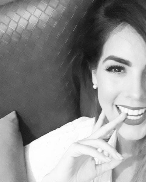 Poco a poco se fue abriendo camino en las telenovelas, al principio participó en exitosas telenovelas con pequeños papeles como en 'Una familia con suerte' (2012), 'Por ella soy Eva' (2012), 'Amores verdaderos' (2012) y 'Mentir para vivir' (2012).