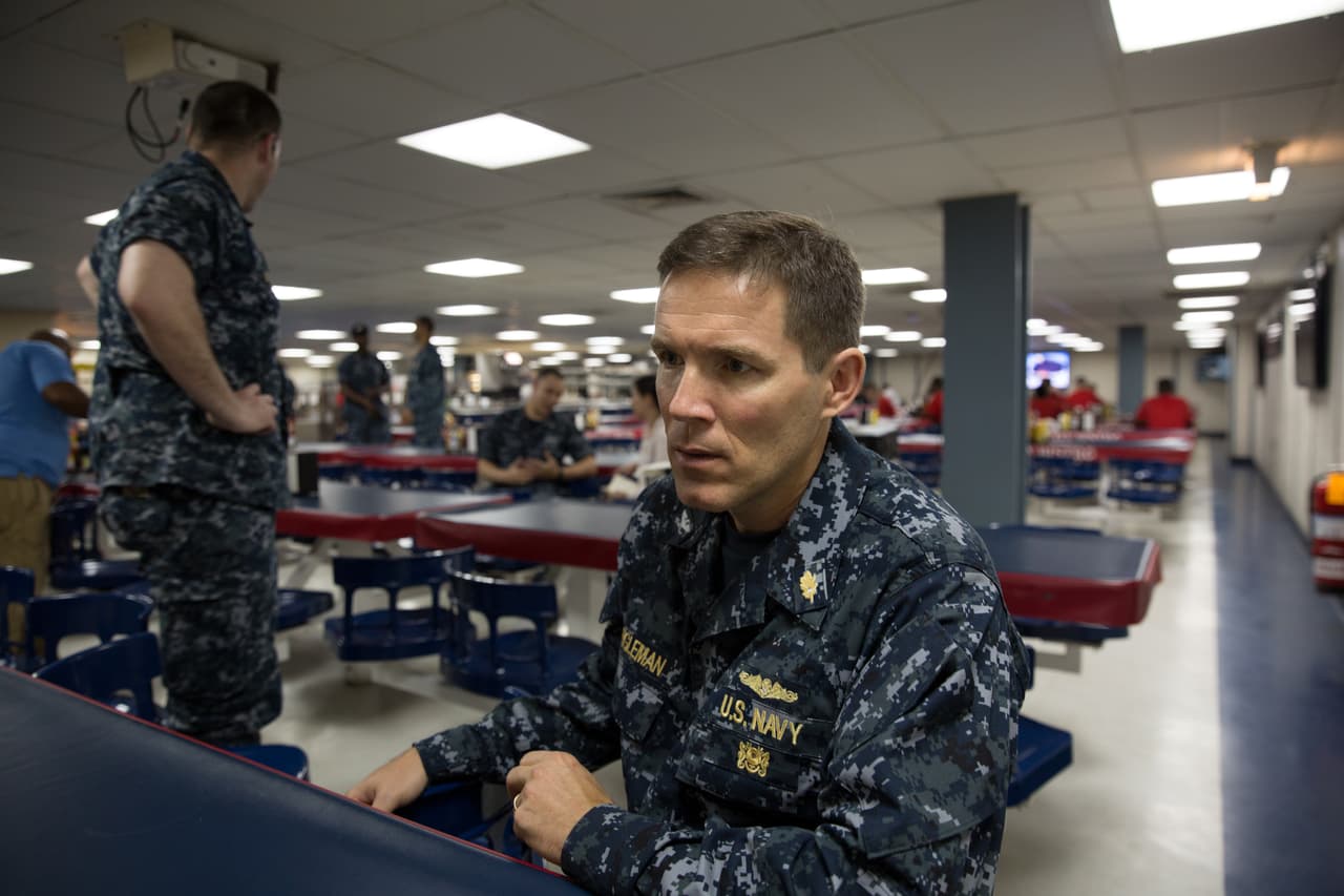 El capitán Allan Steigleman es parte del equipo de médicos del barco. Su especialidad es la oftalmología, es el único en el buque. Esta no es su primera misión, pues ya ha viajado a Guatemala y El Salvador en labores humanitarias. Cree que lo que pasó en Puerto Rico es bastante serio y que la reconstrucción tomará su tiempo. Uno de los pacientes que atendió este miércoles le mostró un video de su casa, con varias ventanas rotas por los vientos de María.
<b>"Ella me contaba que mucha gente se quiere ir a Estados Unidos, que no se quiere quedar en la isla". </b>