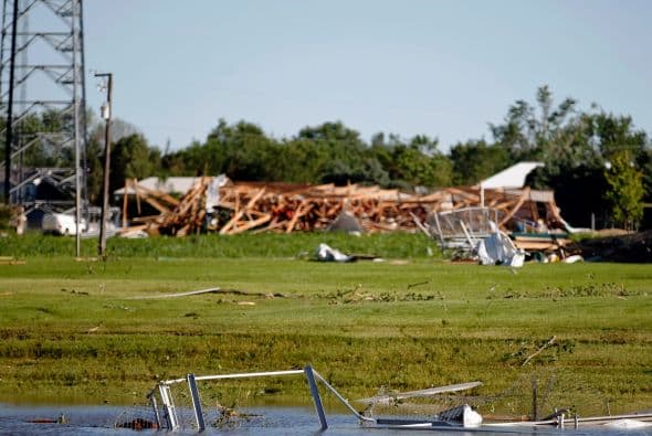 Autoridades de Coal City dijeron que al menos unos 50 edificios habían resultado con daños, pero la cifra podría llegar a 100.