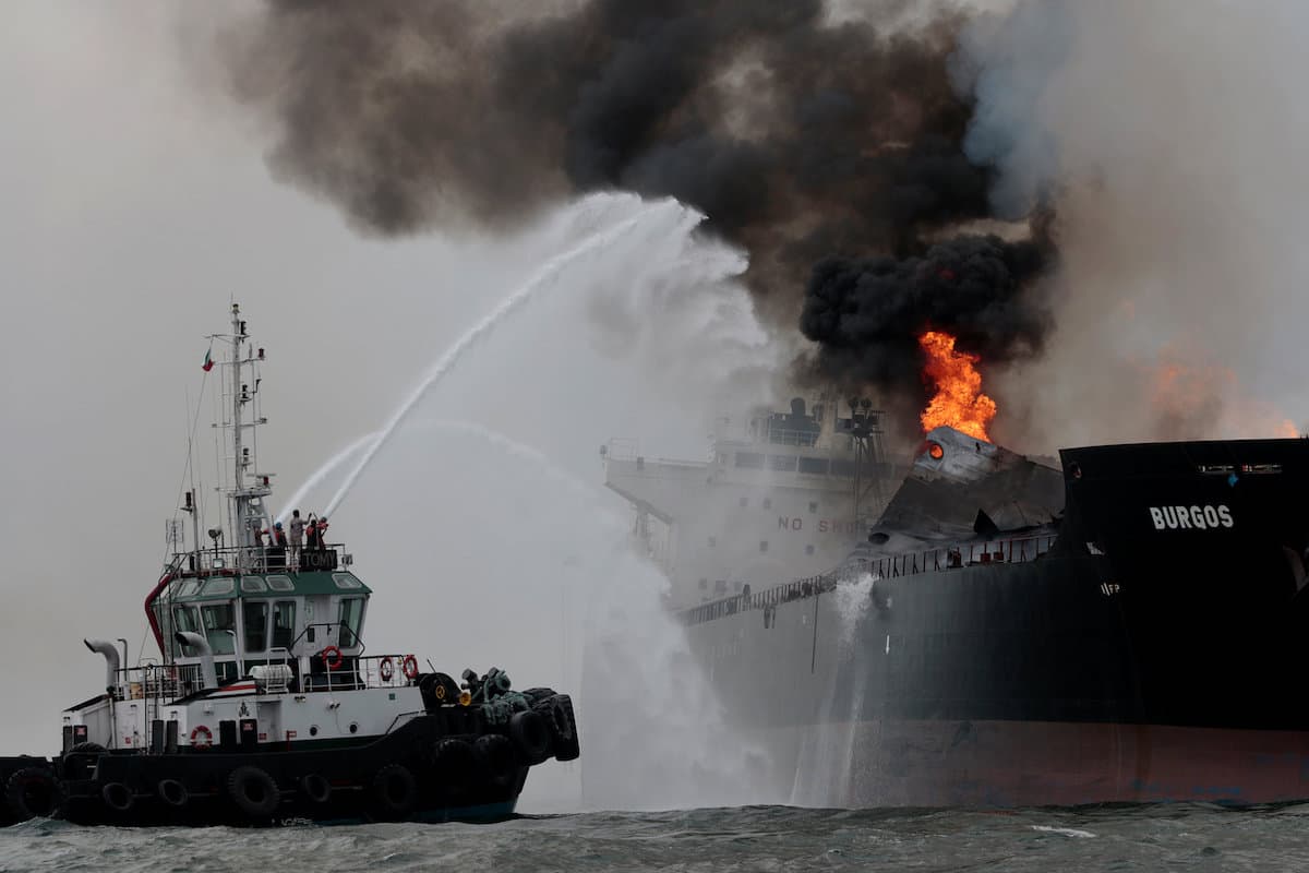 En fotos: las nueve horas para extinguir el incendio de un buque de Pemex