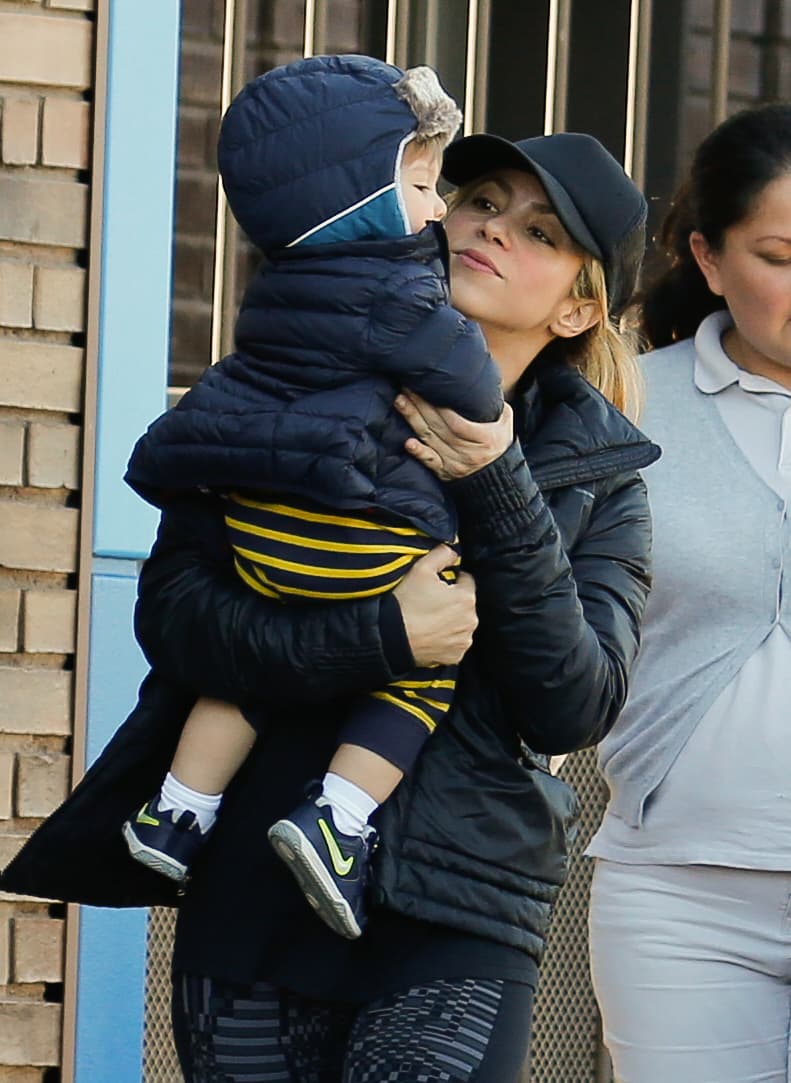 La cantante no le puede quitar los ojos de encima.