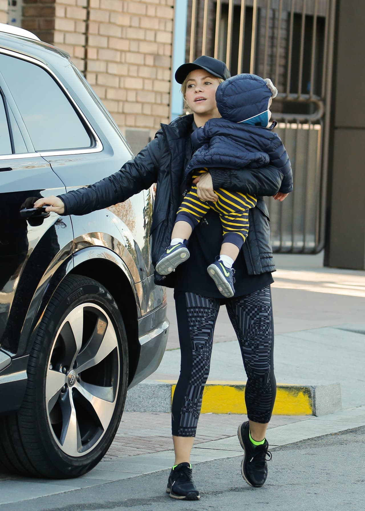 La cantante iba sola, sin nana ni asistente.