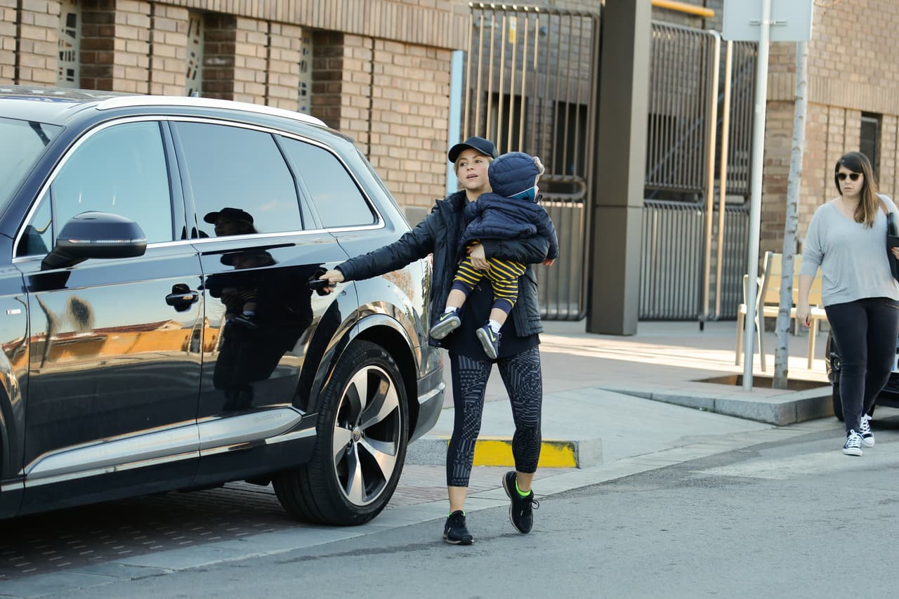 Acomodó a su bebé en el asiento trasero.