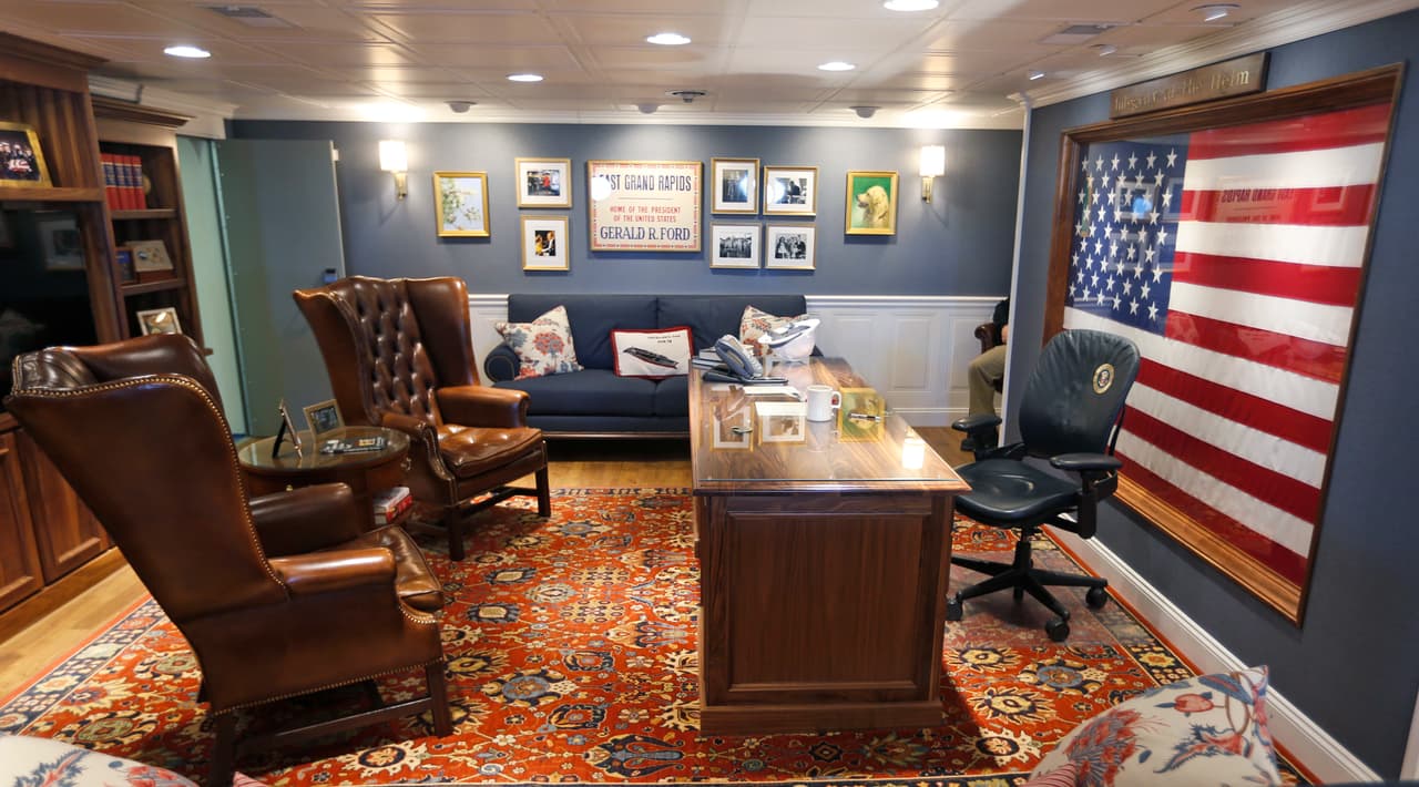 El interior de la cabina del capitán está decorado con recuerdos donados por la familia del fallecido presidente Gerald Ford. Servirá como lugar de recepción para huéspedes distinguidos y allí el capitán dará la bienvenida a los nuevos marineros que se unan al equipo.