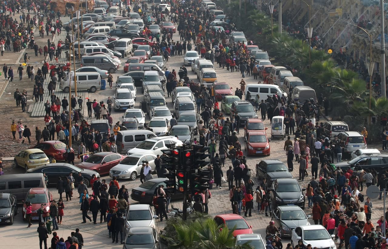 <b>4. Chongqing.</b>
<br>
<br>Según el ‘Índice de Tráfico Tom Tom’, los residentes de la gran urbe del suroeste de 
<b>China</b> malgastan en promedio un 
<b>52% de tiempo extra </b>atrapados en el tráfico de esa ciudad, lo que representa una desmejora del 14% respecto al promerdio de 2015 la peor de los primeros 20 puestos en la lista. Ese promedio sube al 90% en las horas pico de la mañana y al 94% en las horas pico de la noche. 
<br>
<br>Según Tom Tom los habitantes de Chongqing pierden en promedio 55 minutos extra al día y 212 horas extra al año a bordo de vehículos de transporte automotor.