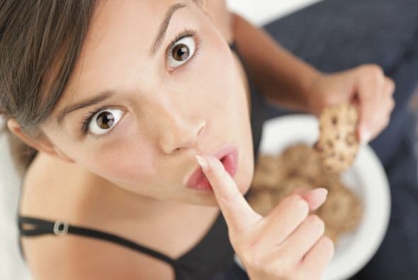 Según algunos investigadores, comer algo antes de irte a dormir es una mala idea, ya que algunas personas pueden excederse a estas horas, no importa si son alimentos ricos en nutrientes.