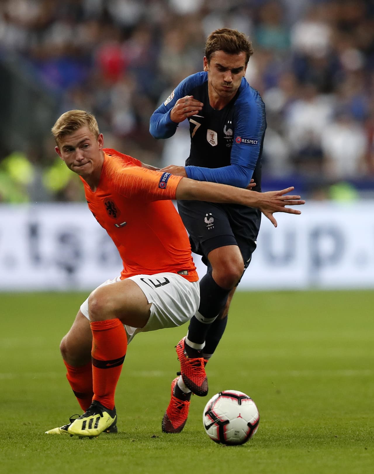 Países Bajos apenas encontraba cómo detener a un Francia motivado por su primera presentación oficial frente a su gente como campeón del mundo.