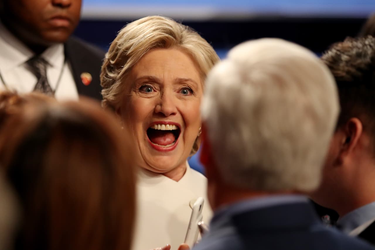 Al final del tercer debate Hillary Clinton saluda a varios asistentes, uno por uno, siempre sonriente.