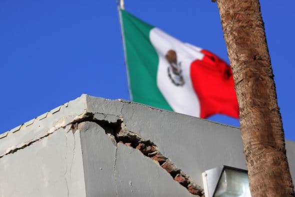 20 de marzo. Un sismo de magnitud 7.9 en la escala de Richter azota el centro sur de México con epicentro en el Océano Pacífico. Al menos siete personas resultaron heridas y cientos de casas quedaron con grietas a causa del movimiento telúrico.