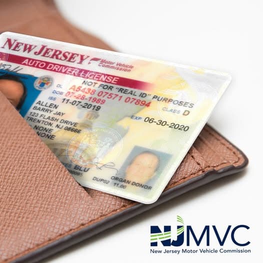 En Nueva Jersey se emite una licencia de conducir básica estándar o tarjeta de identificación para no conductores para personas que presenten pruebas de identidad, edad y residencia en el estado. Los solicitantes deben proporcionar un número de la Seguridad Social (SSN) o un número de identificación de contribuyente individual (ITIN), o indicar que no reúnen los requisitos para obtener un SSN. Los funcionarios estatales y locales, incluidas las fuerzas del orden, deberán aceptar los permisos de conducir y las tarjetas de identificación básicos estándar como prueba de identidad, edad y residencia en el estado. Incluye disposiciones sobre confidencialidad y contra la discriminación, informa el National Immigration Law Center.