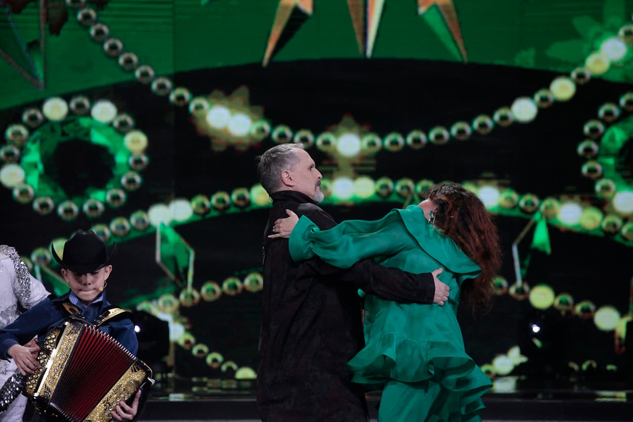 La Jueza de Honor no se limitaba a mover sus piernas, también agitó su larga cabellera al ritmo de la música.