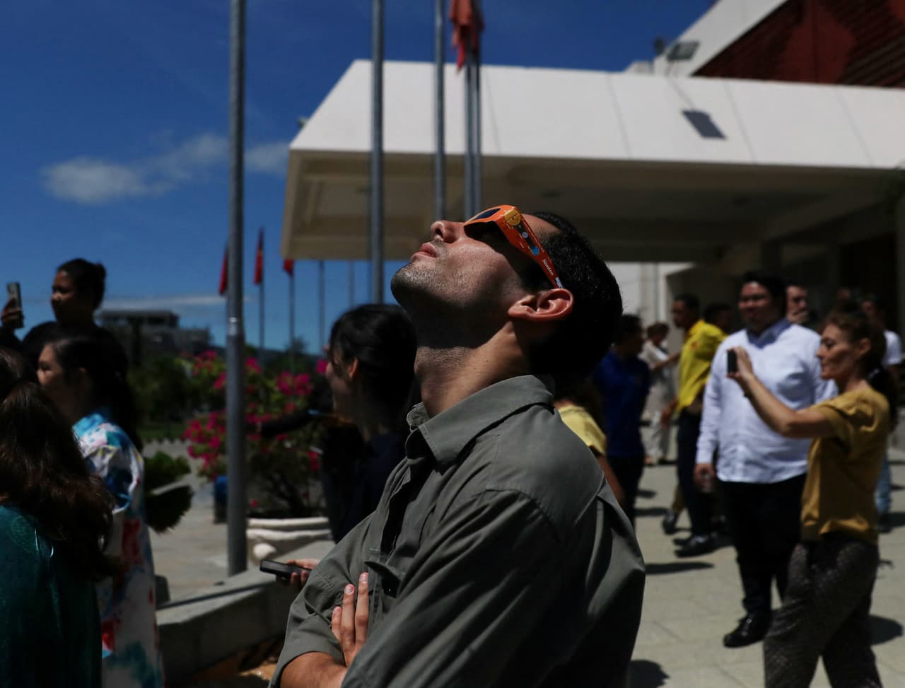 En este lugar se proporcionará gafas de eclipse a todos los visitantes para garantizar una protección ocular adecuada. El Arizona Science Center abrirá desde temprano para permitir a los visitantes ver el evento completo a las 7:45 a. m. El eclipse solar anular comienza a las 8:11 a. m., alcanza su máximo a las 9:32 a. m. y termina a las 11:02 a.m.