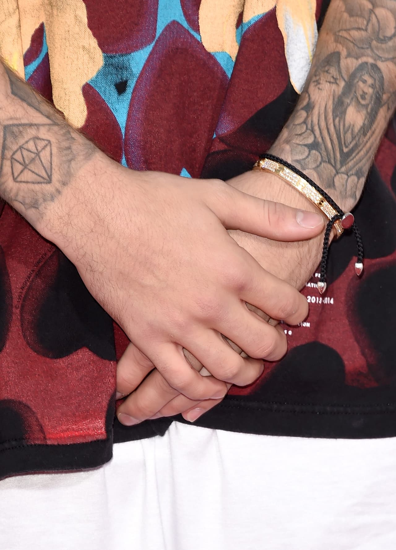 En febrero de 2016 le confirmó a la revista GQ que el tatuaje que tiene en su mano izquierda, de un ángel con alas, emula a su exnovia. Y aunque intentó ocultarlo, la reconocieron.