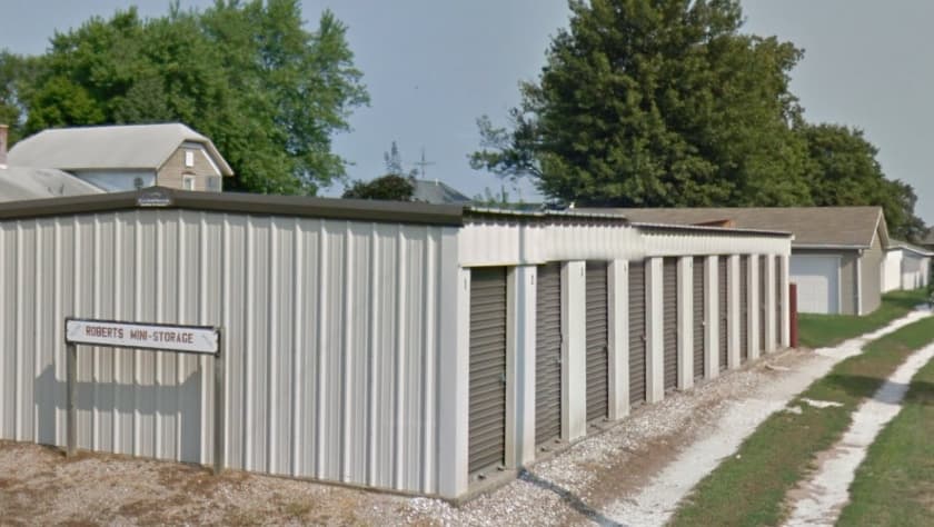 Los depósitos donde fue hallado sin vida el exjefe de la policía de Maquon, Illinois, Richard R. Young, de 71 años.