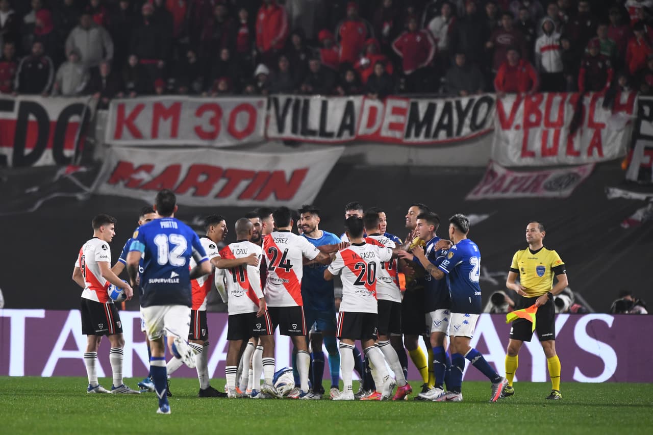 River Plate fue eliminado tras empatar 0-0 ante Vélez en el Estadio Monumental y perder la ida de los Octavos de Final por 1-0.