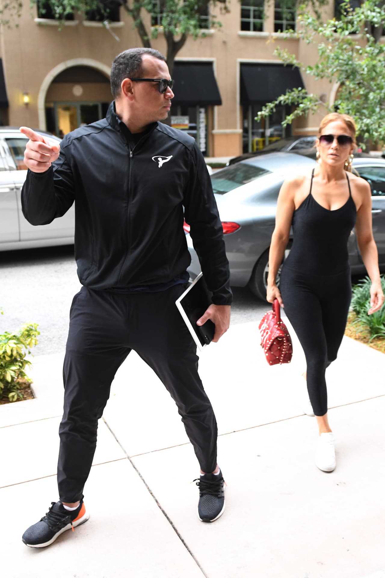 Pero hay que tener en cuenta que bien pudo no haber aportado nada y que, tal vez, al igual que muchos ricos y famosos, Jennifer López y Álex Rodríguez no cargan con mucho dinero en efectivo.