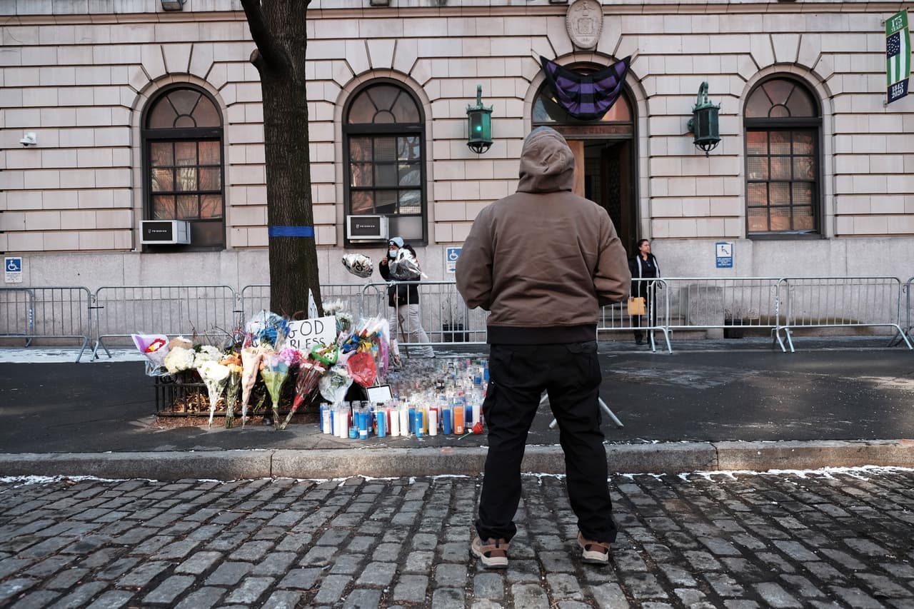 El sospechoso de ser el autor de este tiroteo, Lashawn McNeil, fue
<a href="https://www.univision.com/local/nueva-york-wxtv/politica-new-york/presunto-asesino-del-policia-en-harlem-muere" target="_blank">reportado muerto</a> por la policía.