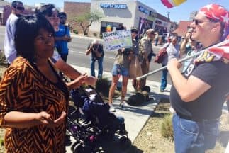 Entre banderas y pancartas que piden su arresto.