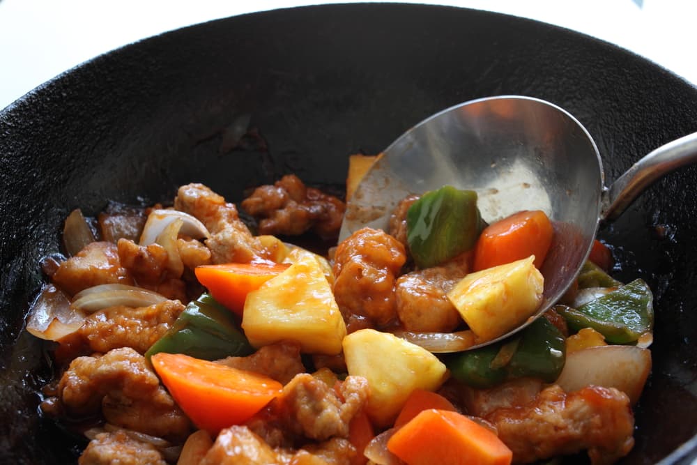 El wok de cerdo con verduras es un platillo distinto y exquisito con el que puedes deleitar el paladar de tus invitados y dejarlos muy satisfechos. ¡Disfrútalo!