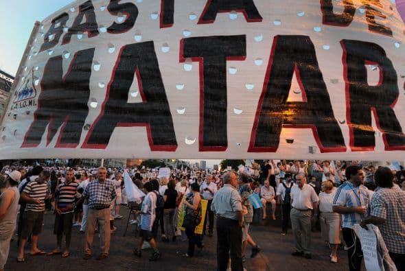 Sin banderas partidarias y portando sólo las celestes y blancas de la nación, la gente alrededor del Obelisco levantó un cartel con la leyenda "¡Basta de matar!", demanda contra los continuos asaltos seguidos de muerte.