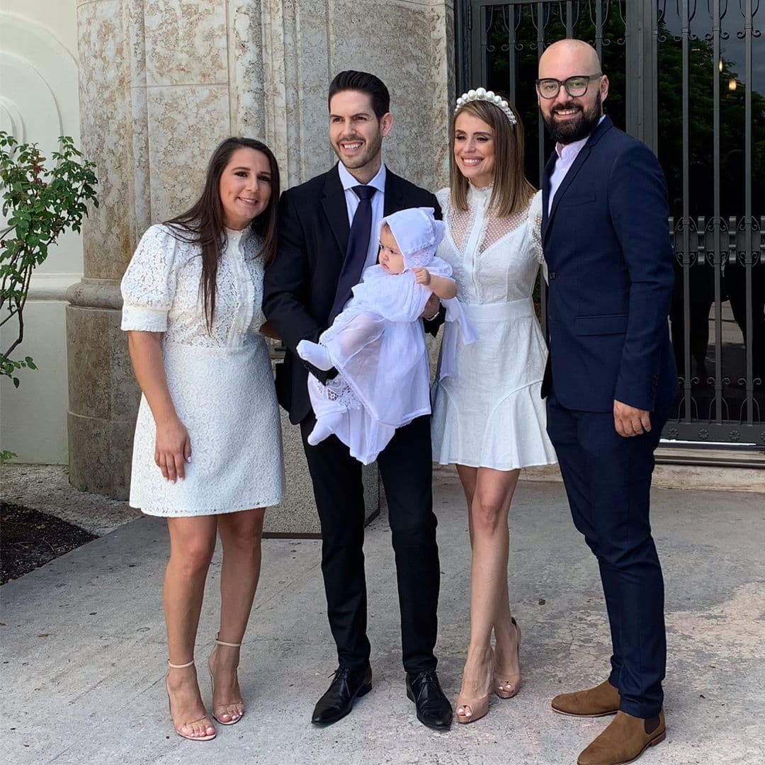Aquí vemos a Chloé y sus papás en la foto oficial con los compadres.