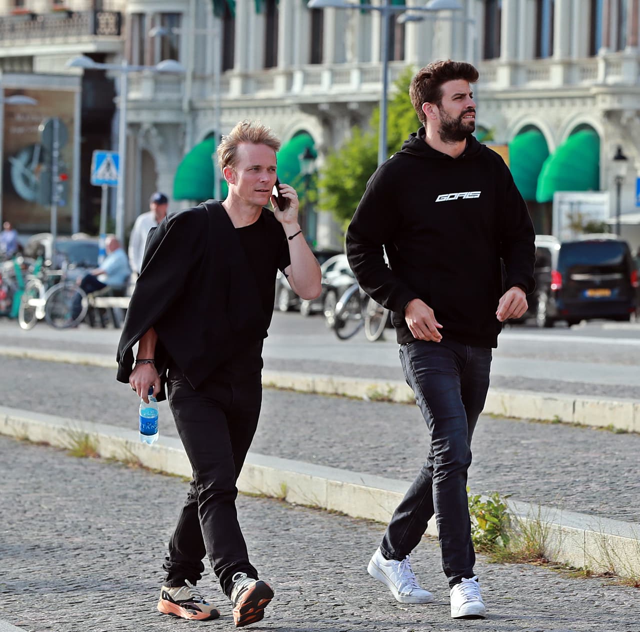 Más tarde, asistió a una lujosa fiesta en donde fue 
<b>fotografiado con la mujer rubia.</b>
<br>