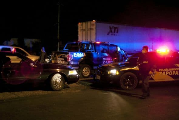 Por otro lado, Manuel Farfán Carriola, general retirado del ejército mexicano que asumió hace un mes como jefe de la policía de Nuevo Laredo, murió baleado junto a dos de sus guardaespaldas en el centro de esa violenta ciudad fronteriza con Estados Unidos, dijeron las autoridades.