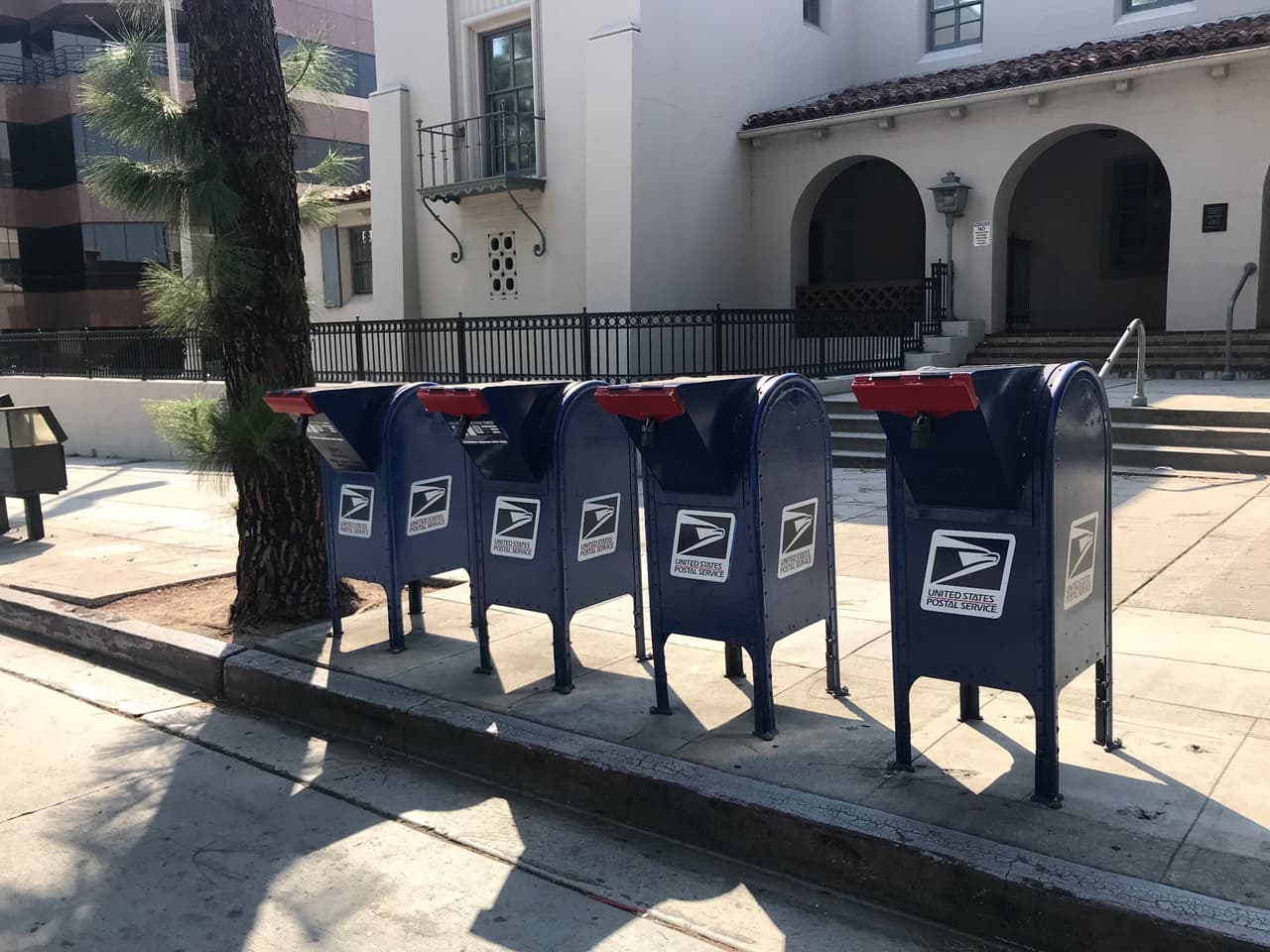 Este fin de semana circularon en Twitter imágenes de buzones de correo cerrados con candados en Burbank, California. Las imágenes se volvieron virales en medio de las crecientes preocupaciones de que el presidente Donald Trump intenta socavar el Servicio Postal Estados Unidos. 
<br>