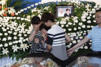 Miles de allegados de fallecidos en el accidente desplazados a Jianli ya se han podido llevar los cuerpos de sus familiares y un total de 426 de ellos habían sido hasta hoy incinerados.