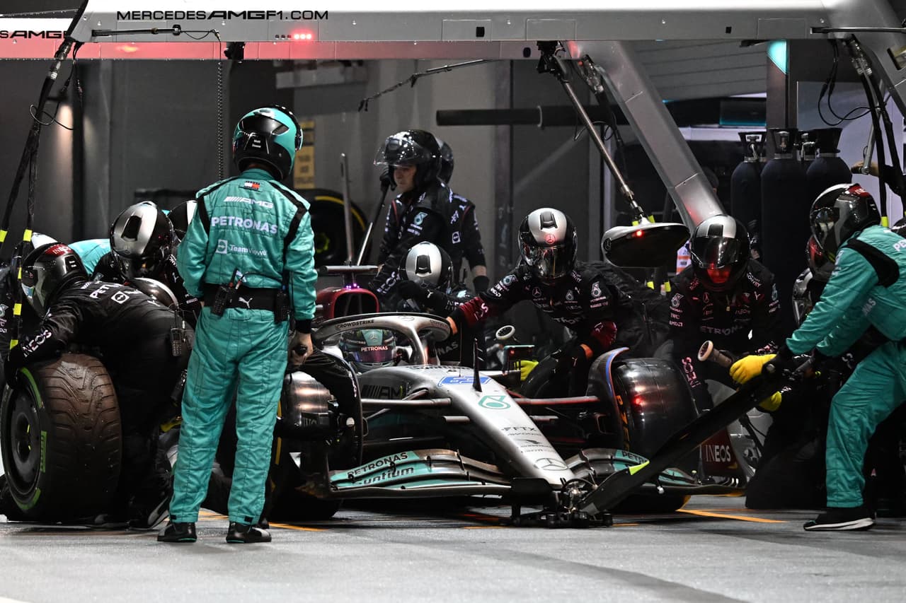 Los mecánicos trabajaban a marchas forzadas analizando los neumáticos usados. 
<br>