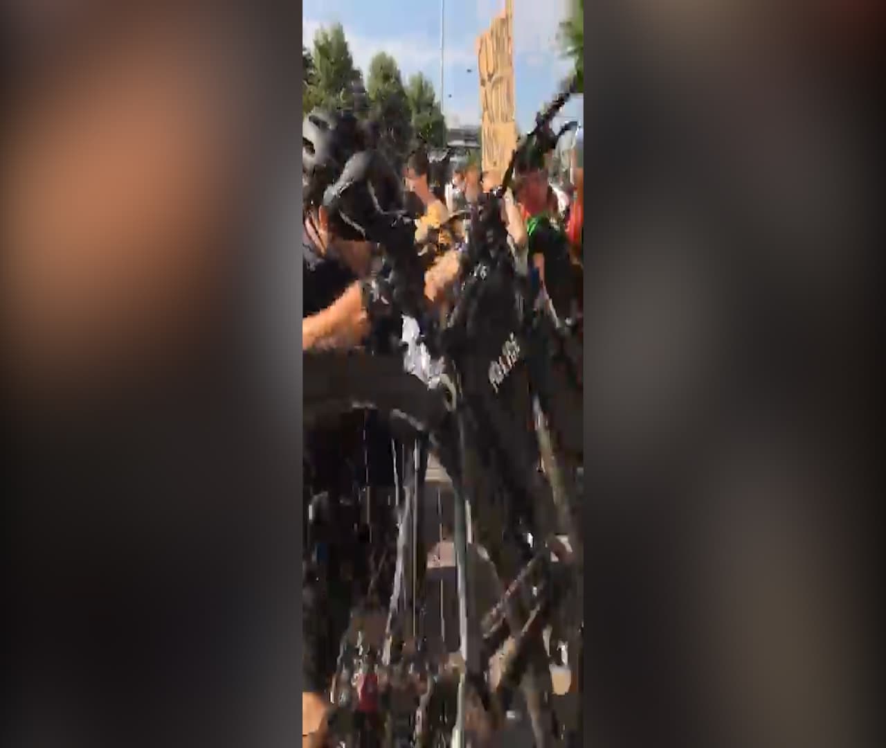 La Policía recurrió al uso de la fuerza y de sus bicicletas para controlar a los manifestantes.
