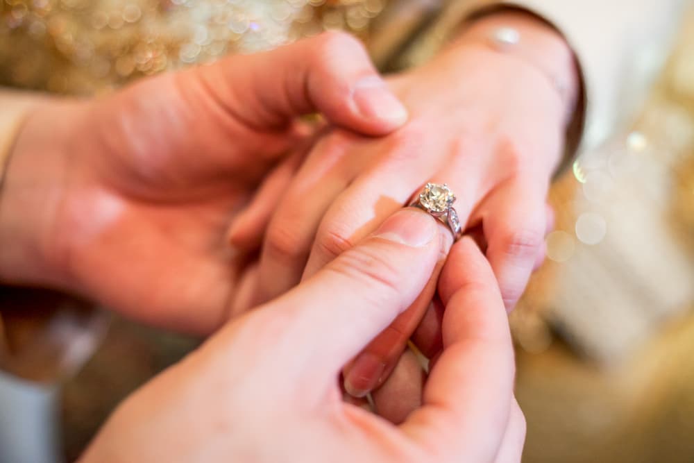 Este es un ciclo de intensidad emocional en el que muchos sagitarianos terminarán un período de soledad, iniciarán compromisos serios y ¿por qué no?, ¡hasta matrimonios, bodas, uniones libres!, pero muy sentimentales y concretas con una pareja estable.