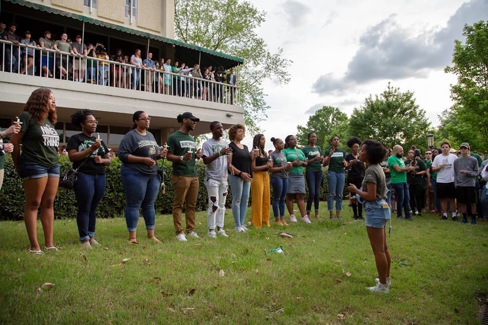 Más de 9 mil personas se congregaron en una vigilia el 1 de mayo en la UNCC