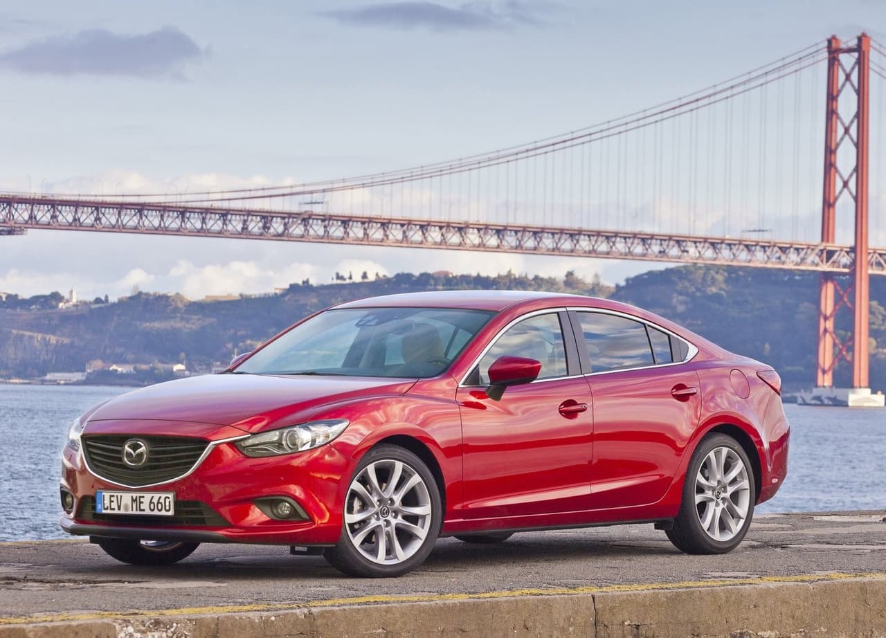 <h3 class="cms-H3-H3"><b>Mazda Mazda6 2013 </b></h3>
<br>
<br>
<b>Precio promedio: </b>$9,534
<br>
<br>Aunque fue el último modelo de su generación, el Mazda6 2013 obtuvo altas calificaciones por su dinámica de conducción deportiva y su interior espacioso. De serie cuenta con luces frontales con apagado automático, llave remota, sistema de audio de seis bocinas y control de velocidad crucero.
<br>