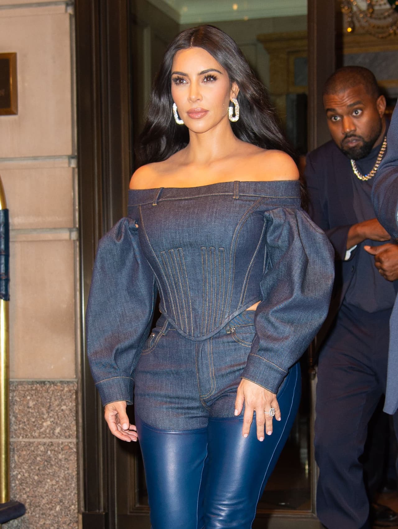 Pasaron los años, pero supuestamente
<b> <a href="https://www.univision.com/shows/el-gordo-y-la-flaca/aprende-mas-sobre-el-facial-vampiro-o-facial-de-sangre-que-se-hizo-kim-kardashian-video" target="_blank">Kardashian</a> </b>sigue
<b> </b>viendo cómo
<b> </b>su imagen es vinculada con el 'facial vampiro'. Por eso
<b> </b>demandó, alegando infracción de derechos de autor y asociación falsa, informó The Blast.