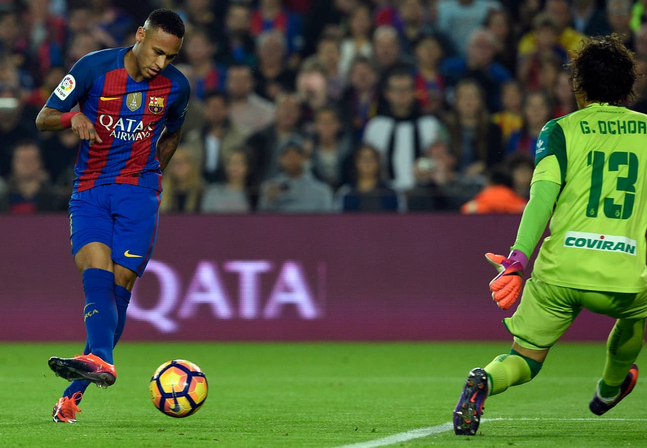 Pese a caer en Barcelona, Ochoa tiene la fórmula contra Neymar