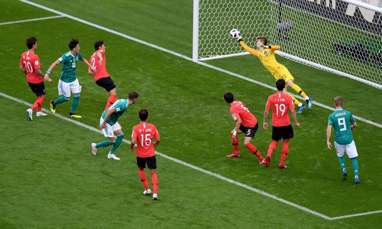 Recién comenzando el segundo tiempo, Goretzka conectó este cabezazo en el área pero el portero logró rechazar la pelota al tiro de esquina.