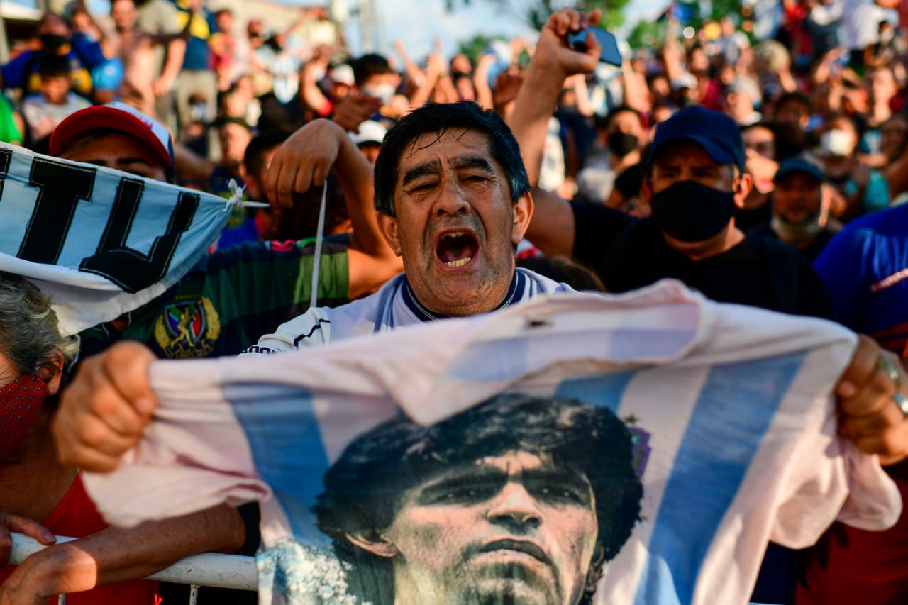 <b>Adiós a Maradona (25 de noviembre).</b> La leyenda del fútbol argentino 
<a href="https://www.univision.com/noticias/mundo/muere-la-leyenda-del-futbol-diego-armando-maradona"><u>falleció de un paro cardíaco en su casa en Nordelta</u></a>, al norte de Buenos Aires, Argentina, luego de semanas de recuperación por una cirugía en la cabeza. En la fotografía, un grupo de seguidores del futbolista frente a la morgue donde permaneció algunas horas. 
<a href="https://www.univision.com/noticias/mundo/la-vida-en-fotos-del-diego-armando-maradona-muerte-diego-maradona-argentina-buenos-aires-2020-fotos"><u>Vea aquí la vida en fotos de Diego Armando Maradona.</u></a>