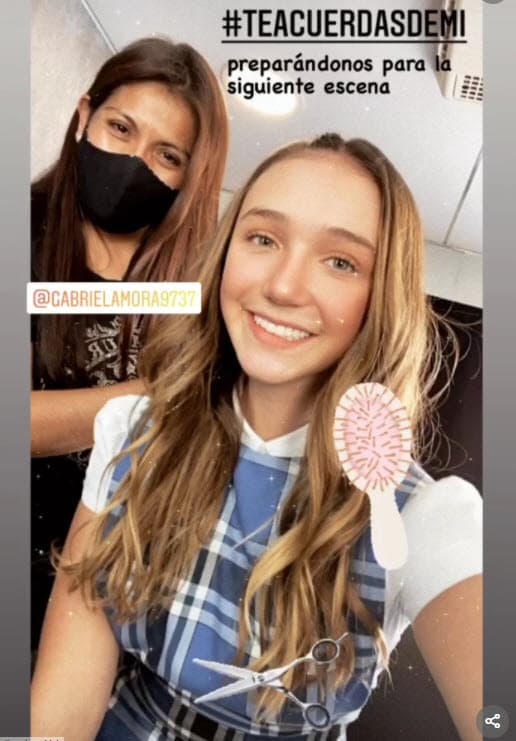 En esta otra, escribió "preparándonos para la siguiente escena". La imagen aparenta haber sido tomada desde el camerino y estaba acompañada de su estilista.
<br>