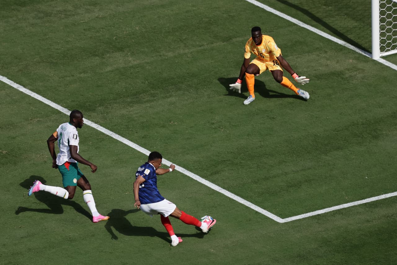 186El francés Kylian Mbappé marca un gol durante el partido de fútbol del Grupo I de la Copa del Mundo entre Francia y Senegal en East Rutherford, Nueva Jersey.