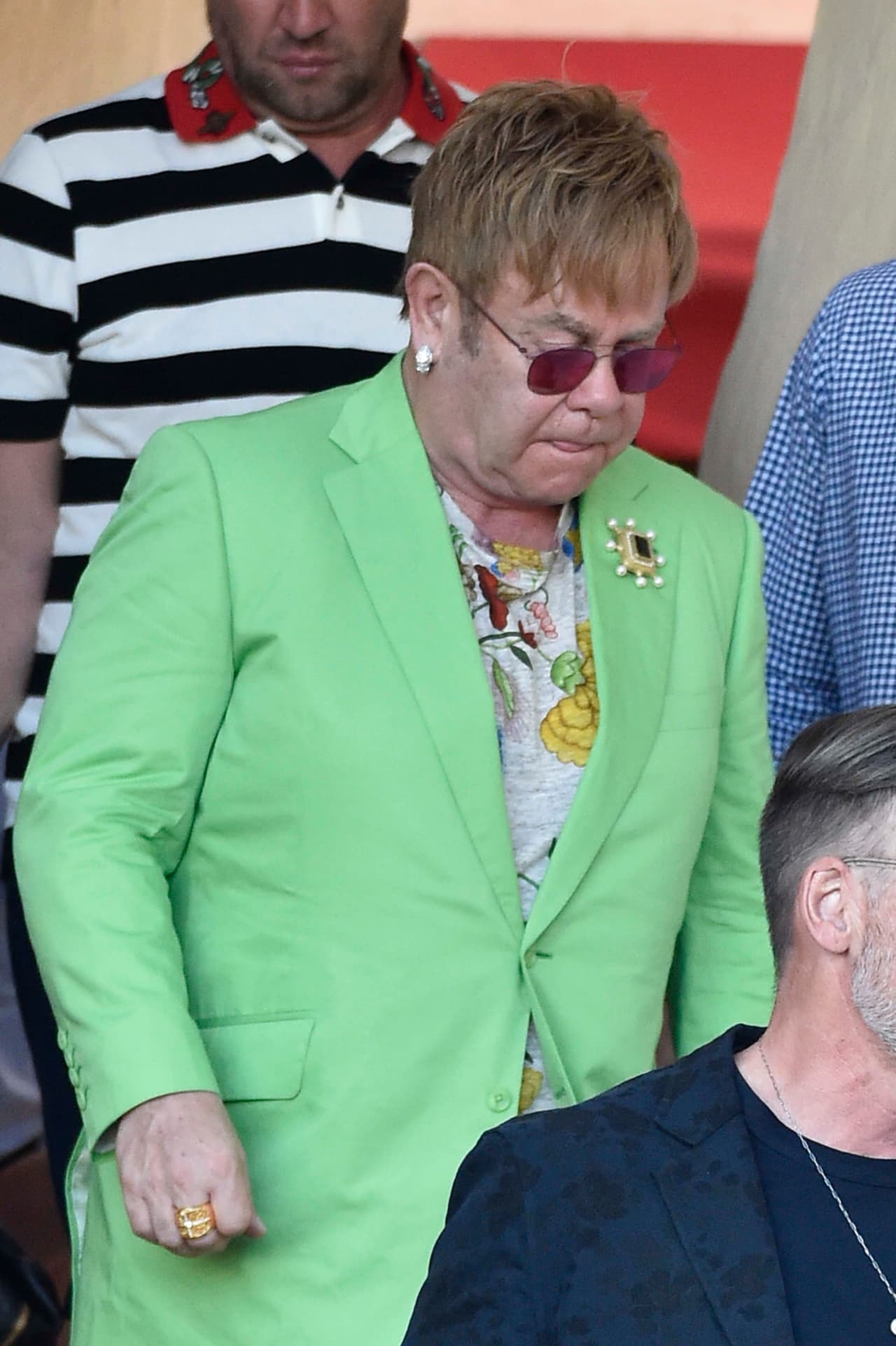 ¿Qué opinas del look de Elton John?