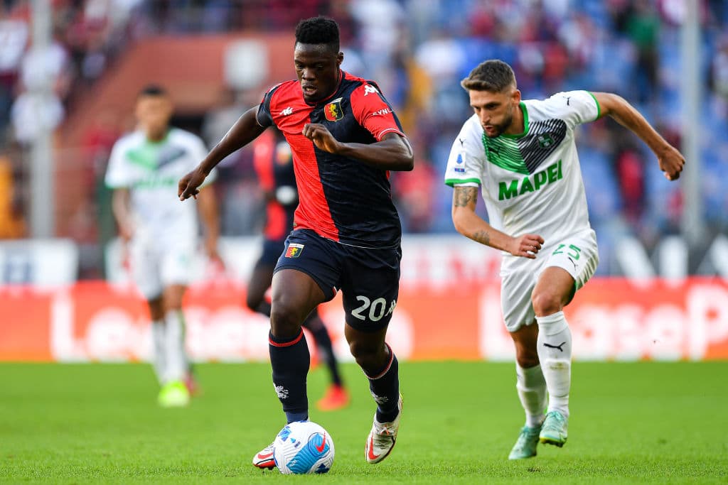 Genoa empata de último minuto ante el Sassuolo 2-2 en la J8 de la Serie A. Gianluca Scamacca le daba ya el 2-0 a los neroverdi, pero Mattia Destro (27') y el mexicano Johan Vásquez se encargaron de igualar el encuentro y rescatar puntos.