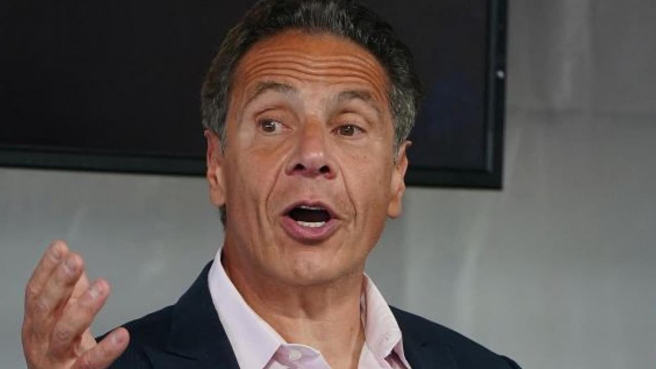 Andrew Cuomo demanda a la comisión de ética de Nueva York para que no se apoderen de las ganancias de su libro