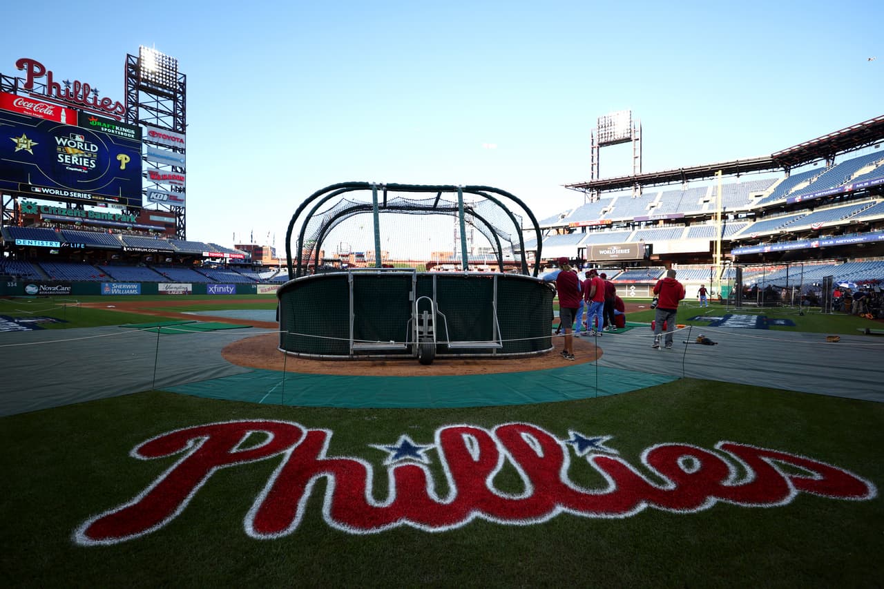 Los miembros de los Phillies de Filadelfia practican bateo antes del Juego Cinco de la Serie Mundial 2022 contra los Astros de Houston en el Citizens Bank Park el 3 de noviembre de 2022 en Filadelfia, Pensilvania.
