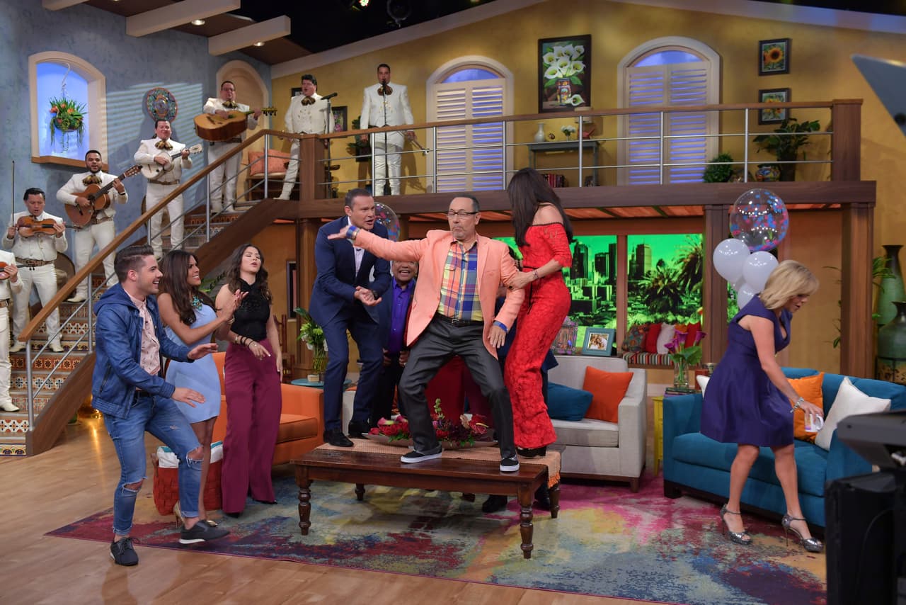 Para no perder la costumbre, Fernando Arau festejó en la mesa de la sala.