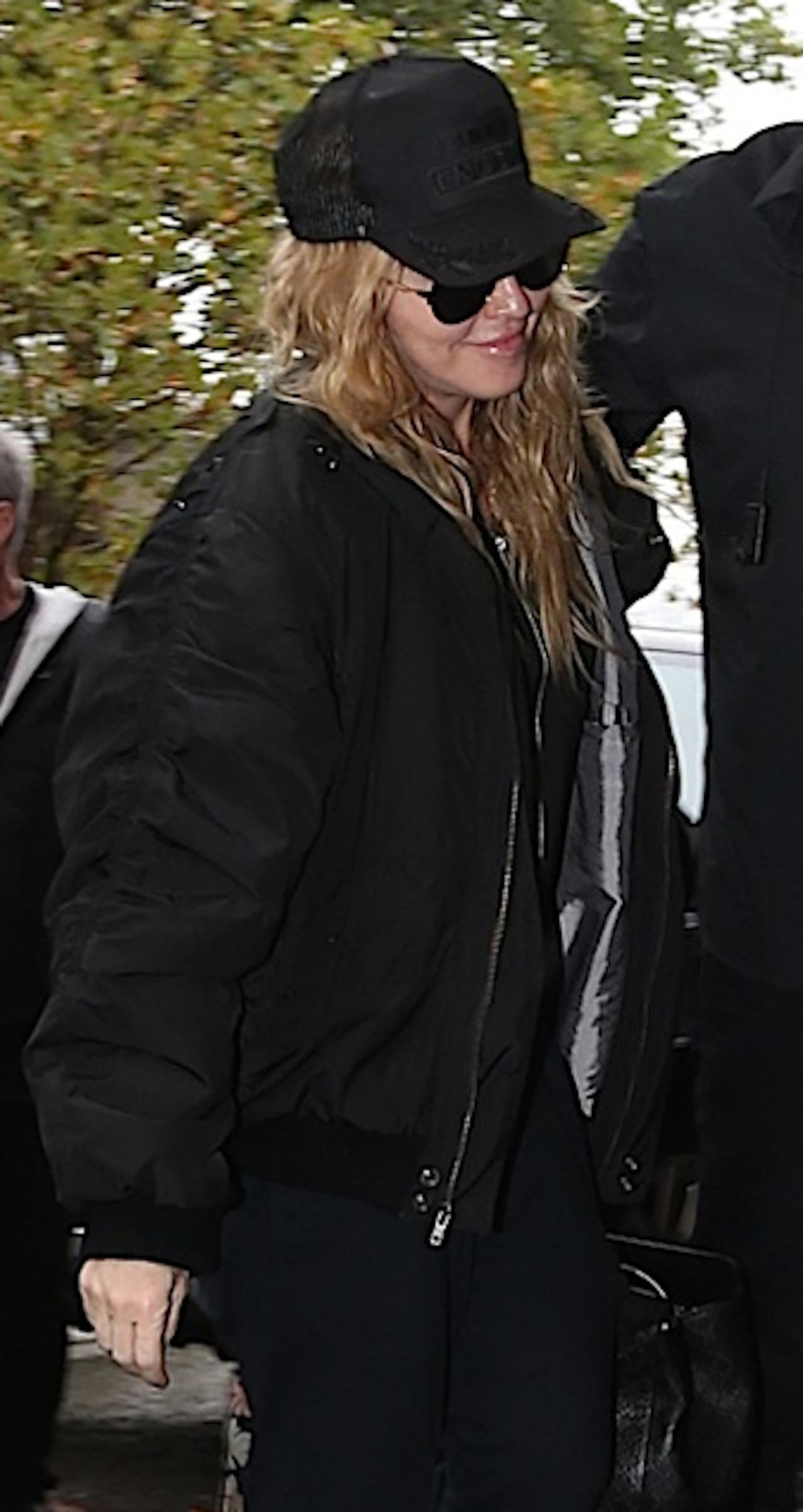 Con el corazón destrozado intenta sobrevivir al desapego que su hijo tiene hacia ella.