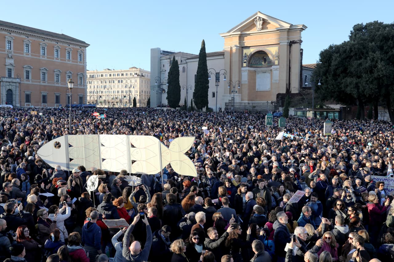 Este sábado decenas de miles se concentraron en Roma para expresar su rechazo al político derechista. La primera manifestación del movimiento se produjo en Bologna en noviembre pasado, cuando cuatro jóvenes amigos decidieron concentrarse en una céntrica plaza mientras Salvini realizaba un evento electoral en un teatro cercano. Como Salvini se jactaba de poder llenar cualquier localidad con sus seguidores, los amigos quisieron demostrarle que ellos podían aglomerarse como sardinas en cualquier lugar público.
<br>