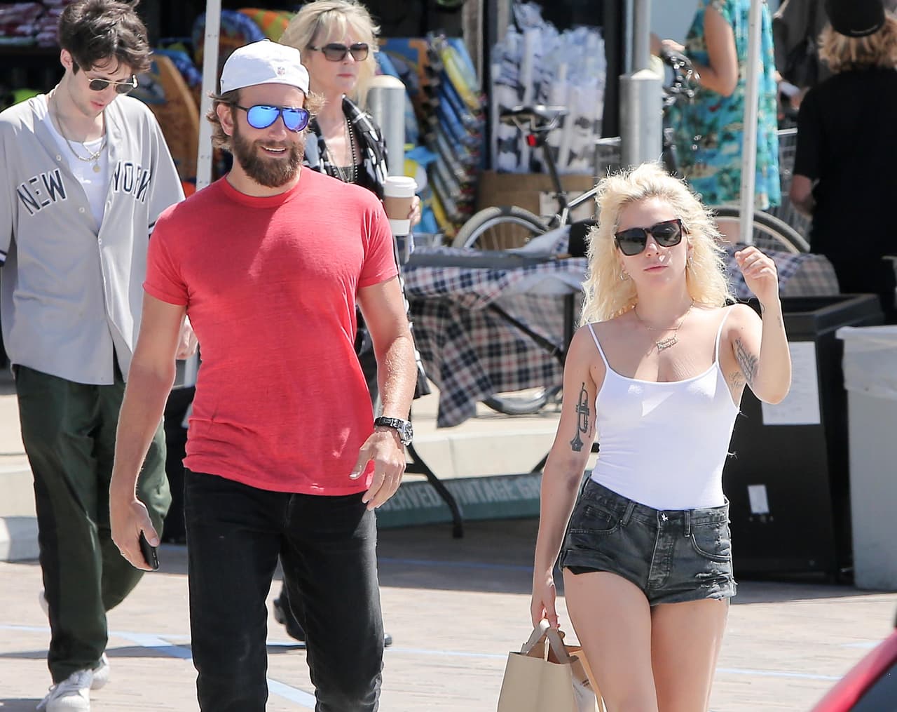 Bradley muy casual en jeans y zapatos deportivos.